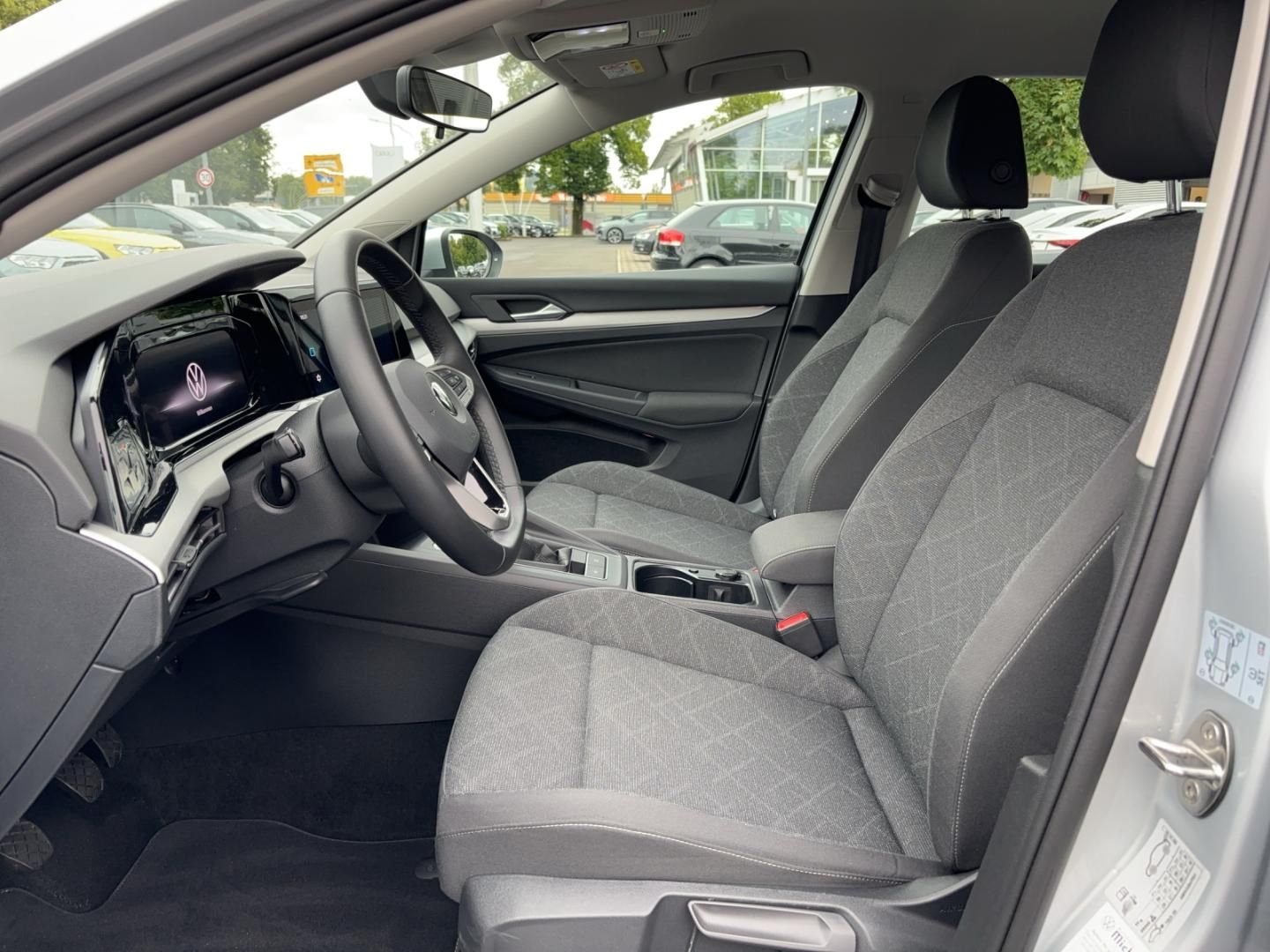 Fahrzeugabbildung Volkswagen Golf Life VIII 1.5 TSI,Navi,ACC,SH,Rückfahrkamer