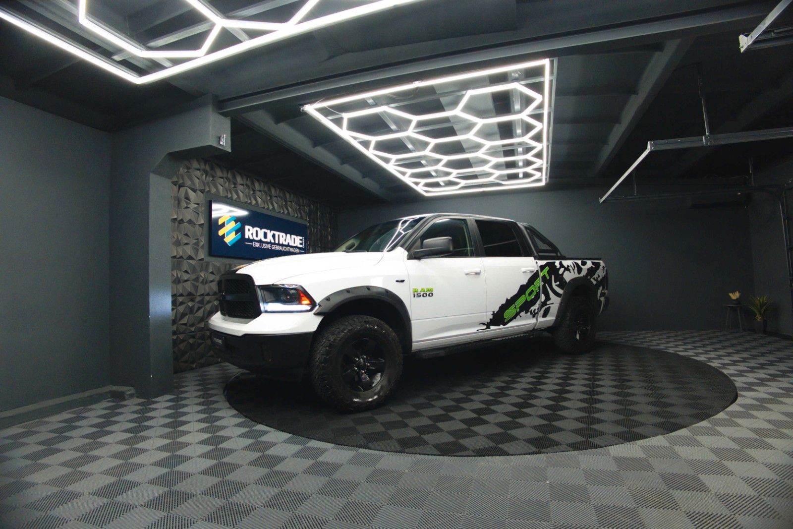 Fahrzeugabbildung Dodge RAM 5.7 V8 HEMI 4x4 OFFROAD Night-Paket LONGBED