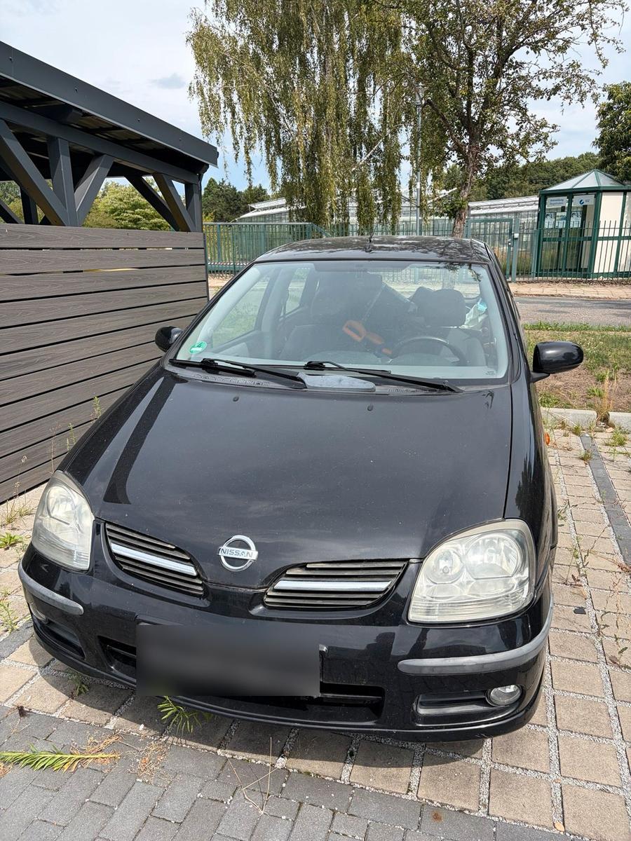 Nissan Almera Tino 2004 — rear view
