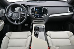 Fahrzeugabbildung Volvo XC90 B5 AWD* R-Design*STHZ*360°LUFT*B&W*22Zoll