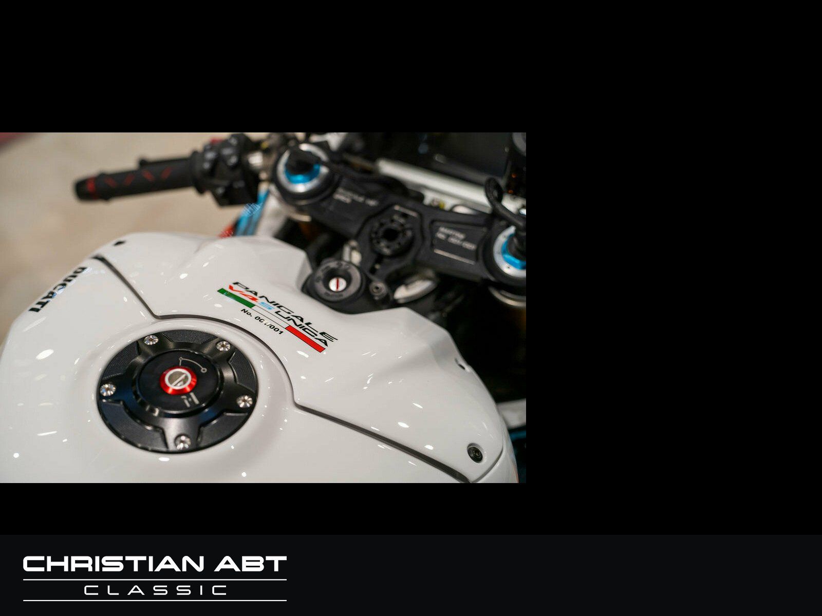 Fahrzeugabbildung Ducati Ducati VS4 Panigale *Unica Martini 1of1*