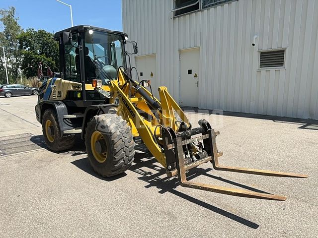 Yanmar V80 Radlader mit 4-in-1-Schaufel und Palettengab