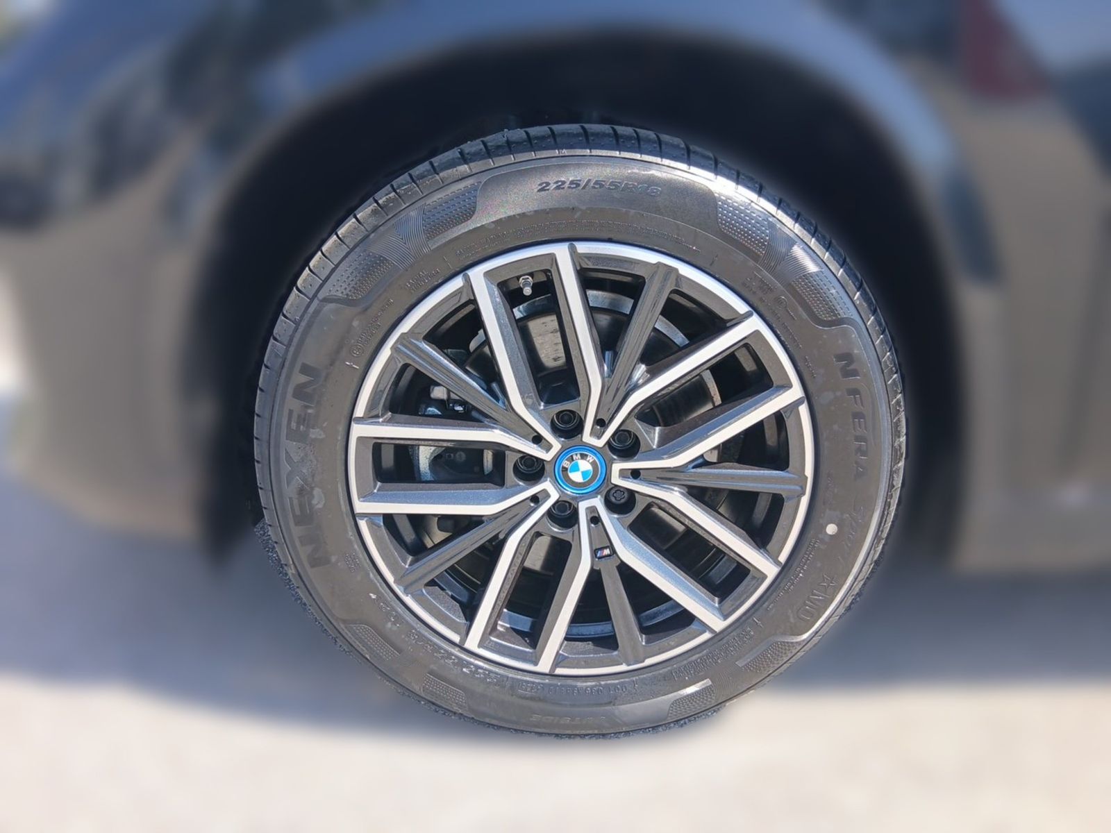 BMW iX1 xDrive30 M SPORT Pano AHK H&K ParkAss Navi foto 3