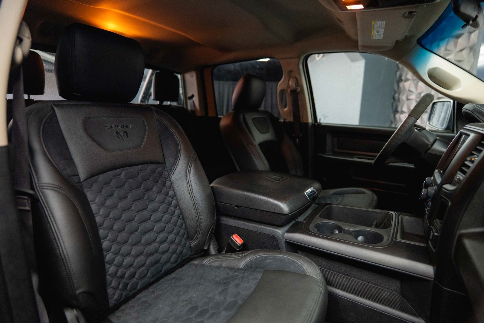 Fahrzeugabbildung Dodge RAM 5.7 V8 HEMI 4x4 Sport OFFROAD Night LONGBED