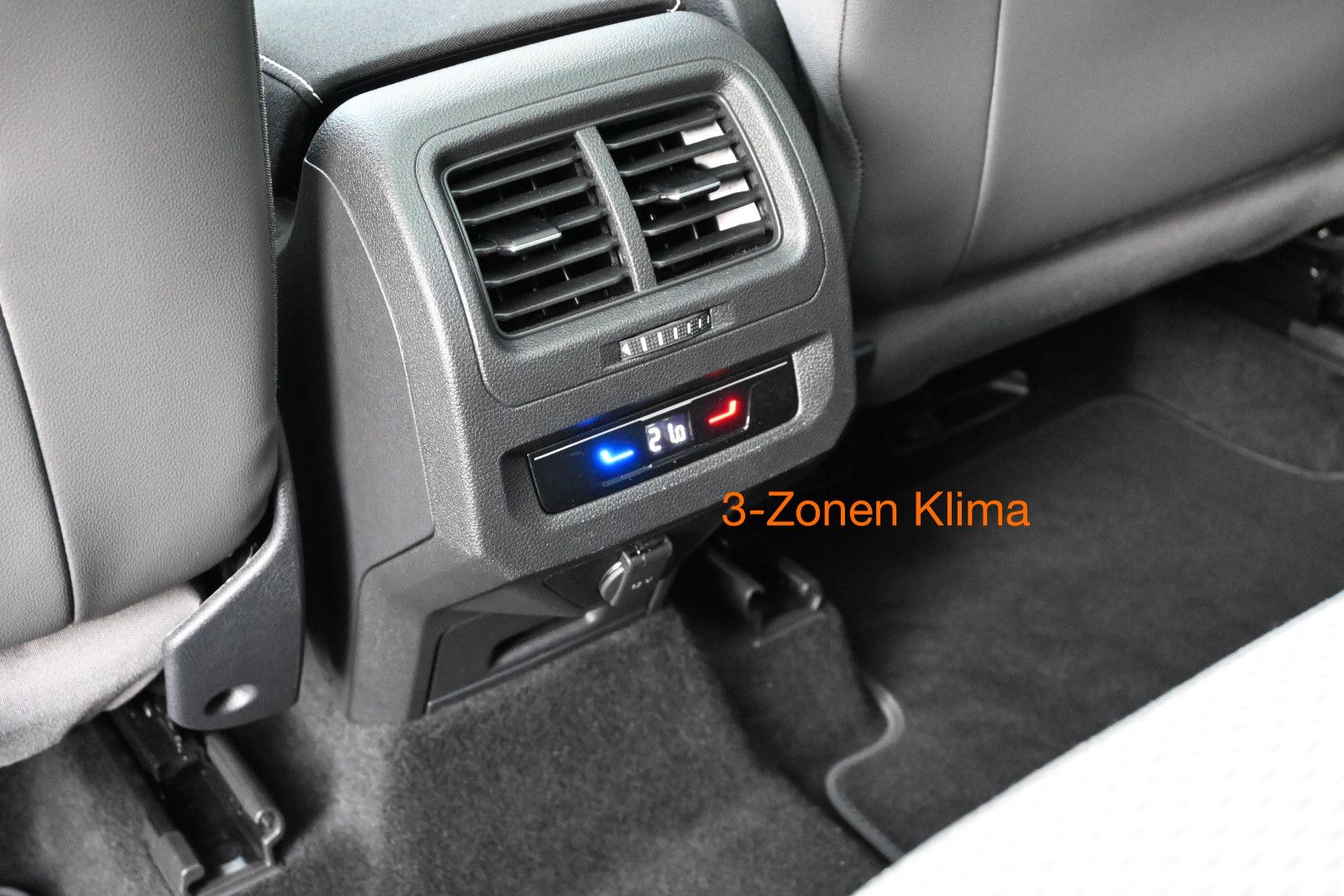 Fahrzeugabbildung Volkswagen Touran 1.5 TSI DSG °ACC°AHK°PANO°STHEIZ°DYNAUDI°