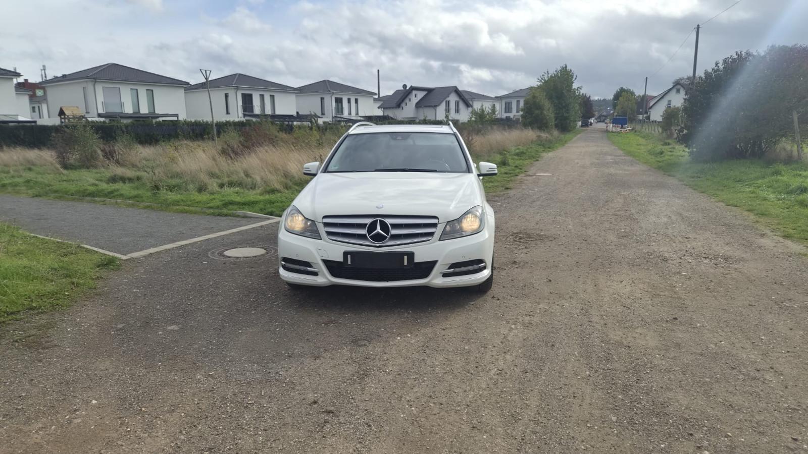 Mercedes-Benz C200 2011 — rear view