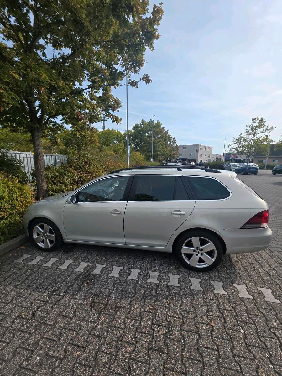 Volkswagen Golf 2011 — interior
