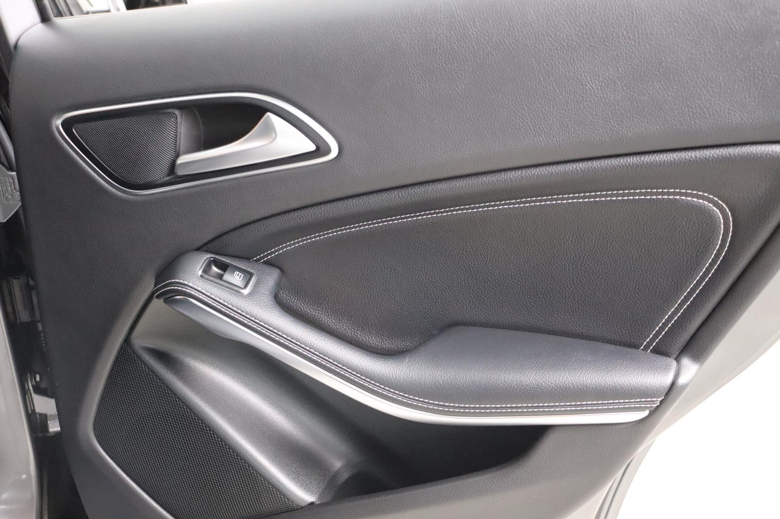 Mercedes-Benz GLA 200 Score * Bi- Xenon * Navi * SHZ *