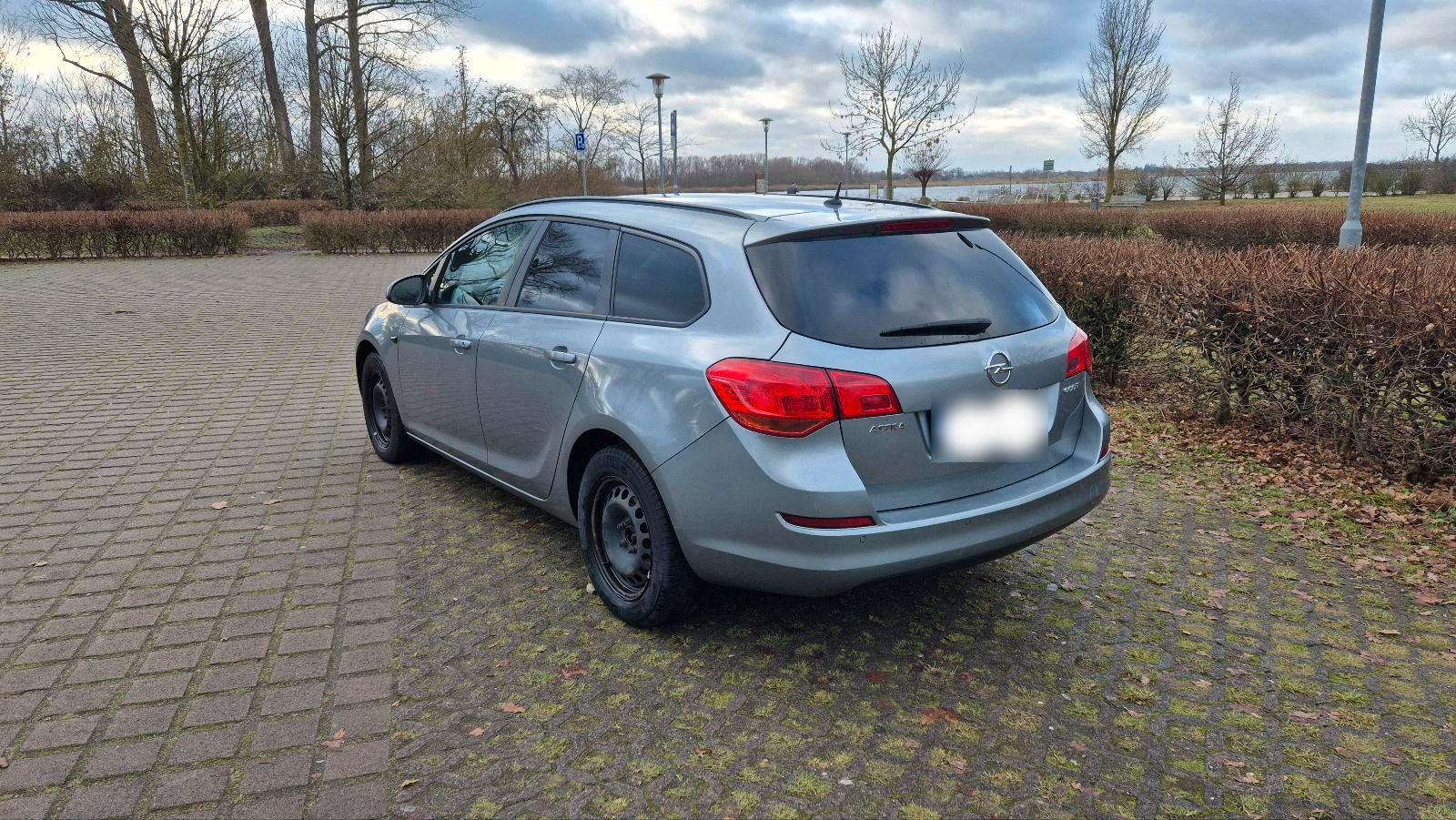 Opel Astra 2012 — rear view