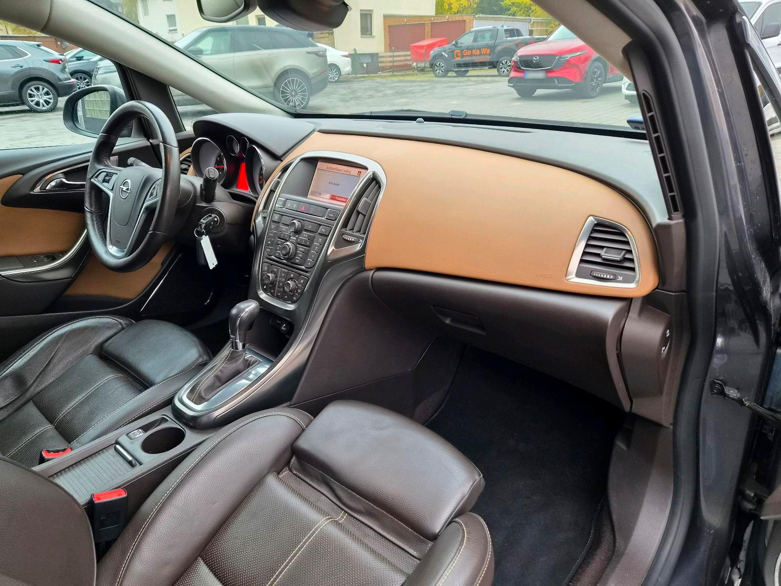 Opel Astra 2011 — photo 15