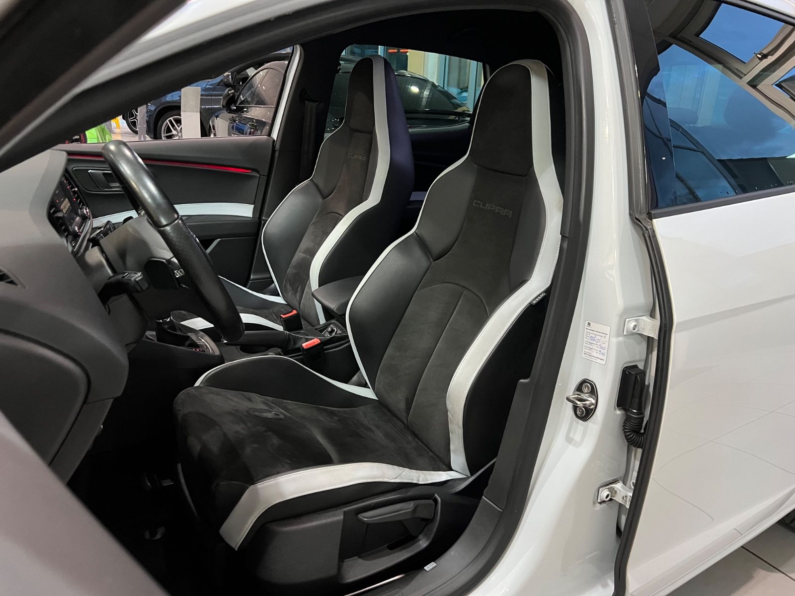 Fahrzeugabbildung SEAT Leon Cupra 290 DSG *ORANGE LINE * SCHALENSITZE *