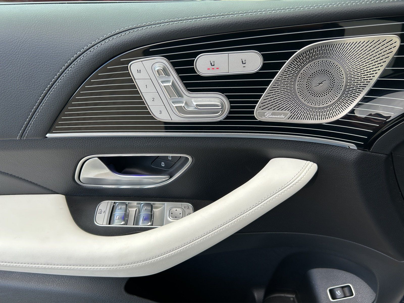 Fahrzeugabbildung Mercedes-Benz GLE 300 d 4MATIC AMG 360° PANO 22" MULTIBEAM