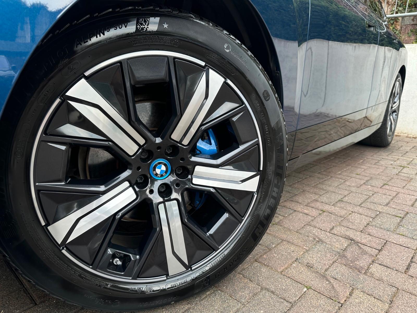 BMW iX xDrive40 M Sport PANO-SKY*AHK*DA-Prof*360°