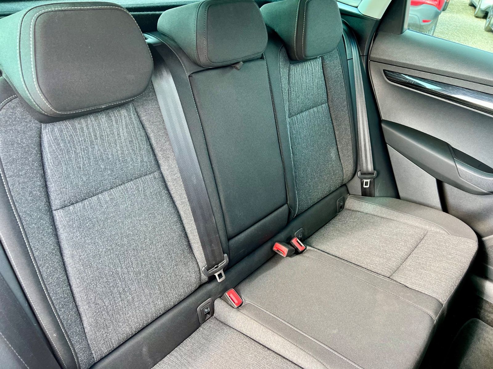 SKODA Karoq 1.5 TSI Style KLIMAAUT NAVI SHZ PDC CARPLA
