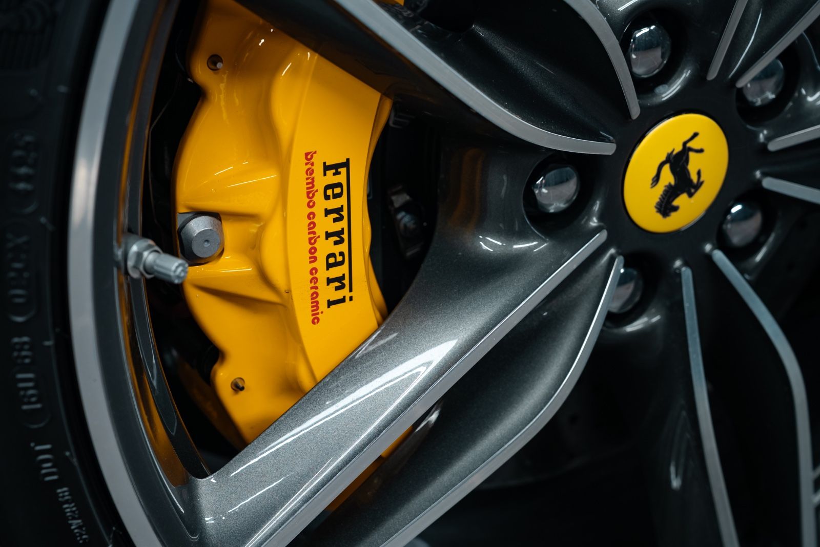 Fahrzeugabbildung Ferrari Roma Spider CARBON/SURROUND/HISTORICAL COLOUR