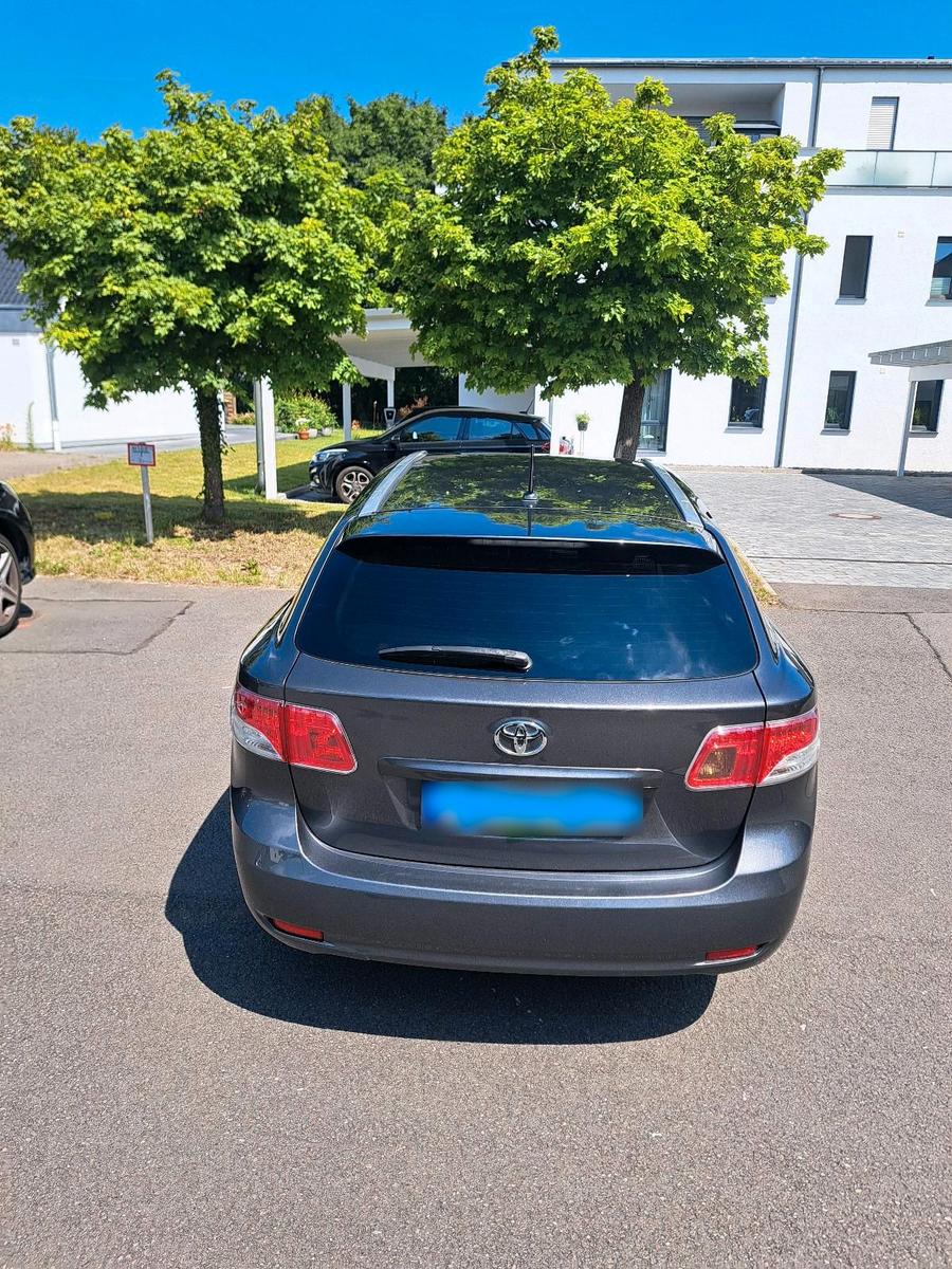 Toyota Avensis 2011 — rear view