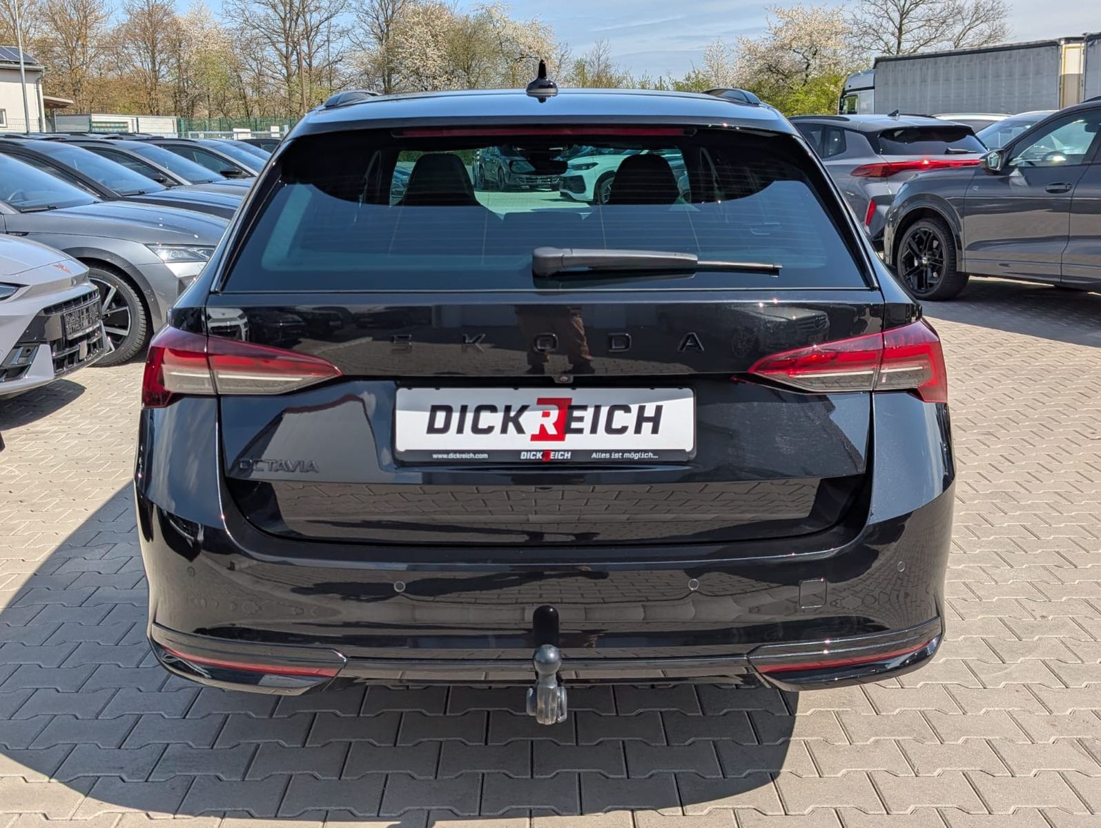 Fahrzeugabbildung SKODA Octavia 1.5 DSG Sportline PANO*MATRIX*AHK*5J.GAR