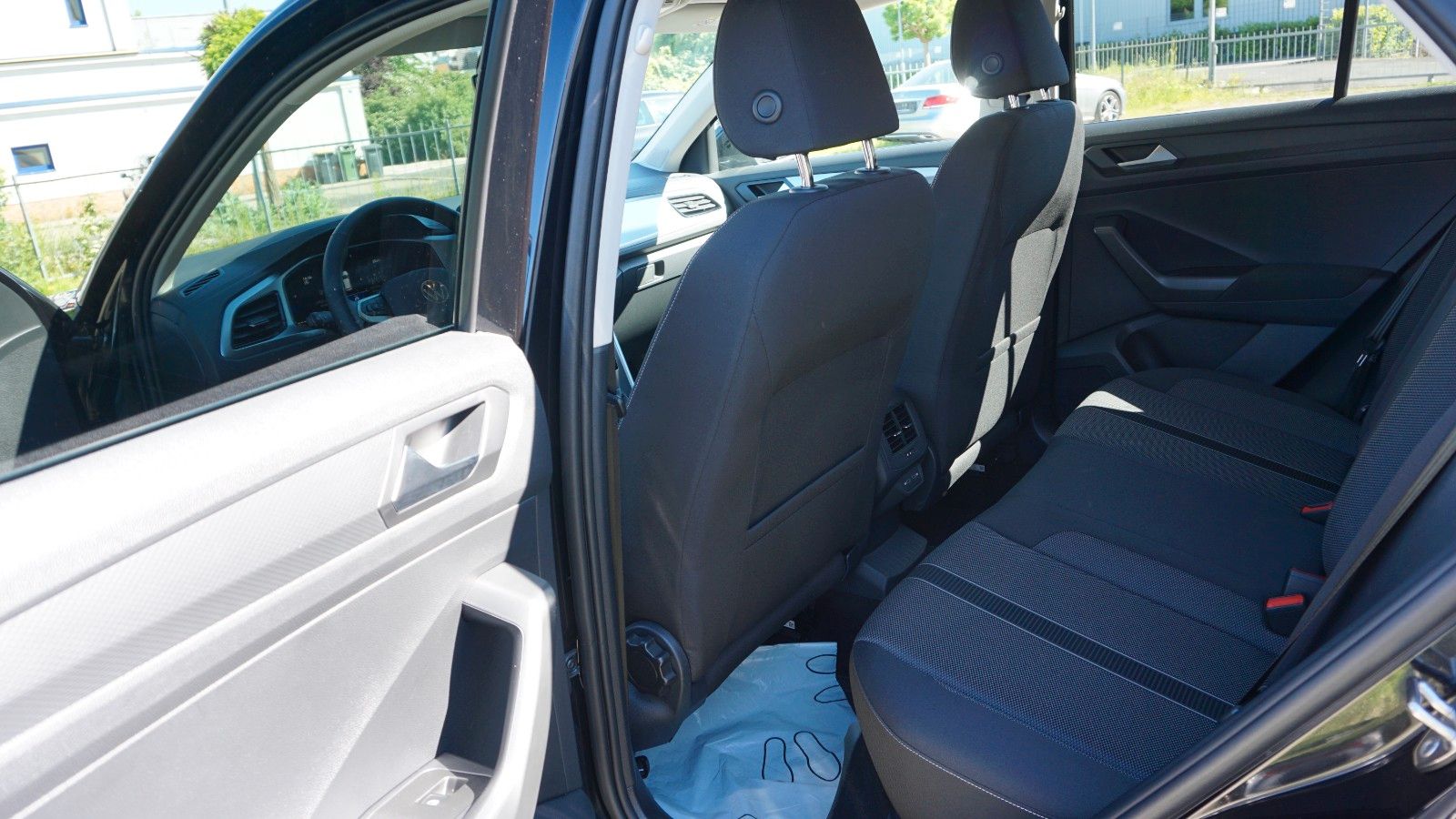 Fahrzeugabbildung Volkswagen T-Roc Life Navi,LED,Park/Lane Assist,SH