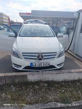 Mercedes-Benz 200 - weiße Mercedes-Benz 200