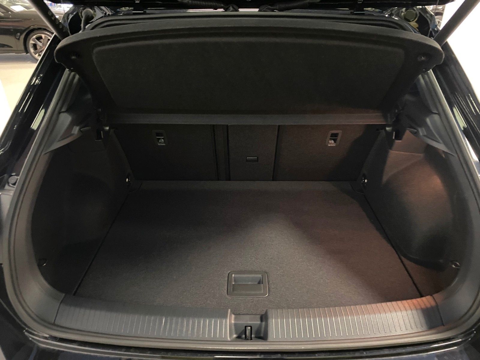 Fahrzeugabbildung Volkswagen T-Roc 2.0 TDI DSG R-Line+AHK+Black Style+19"ALU+