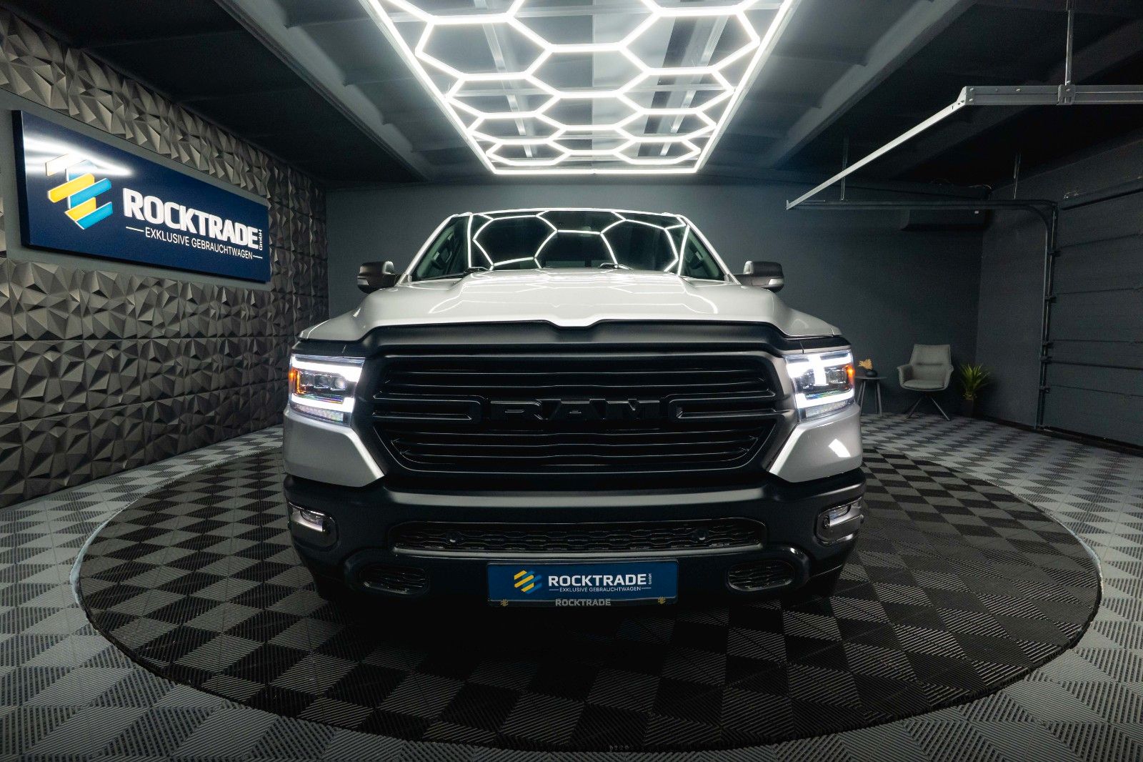 Fahrzeugabbildung Dodge RAM 5.7 V8 HEMI 4x4 OFFROAD Night-Paket *LED*