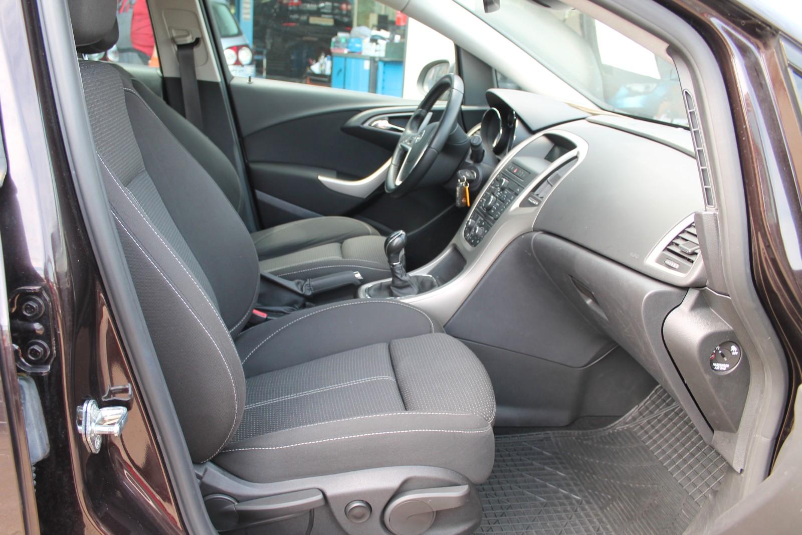 Opel Astra 2011 — photo 16