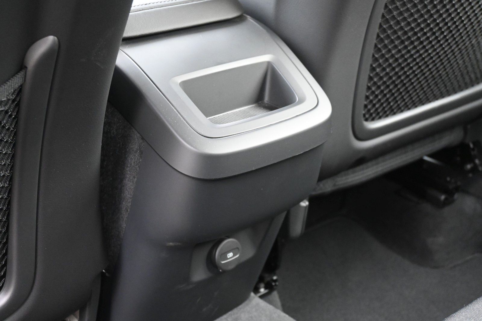 Fahrzeugabbildung Volvo XC60 B4 D FWD Core*RFK*el.Heckkl*GoogleMaps*AHK