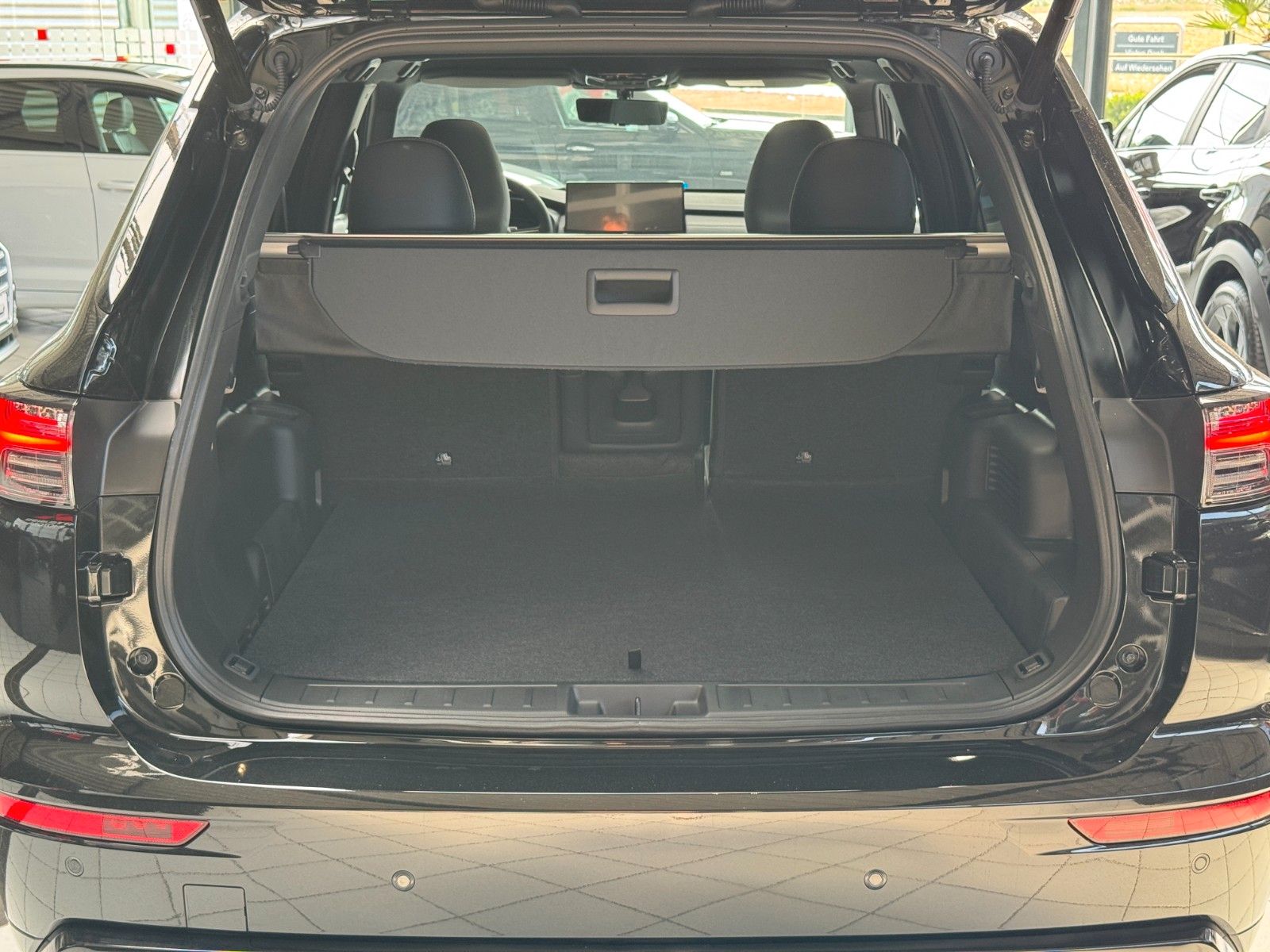 Fahrzeugabbildung Mitsubishi Outlander 2.4PLUG-IN HYBRID 4WD BLACK