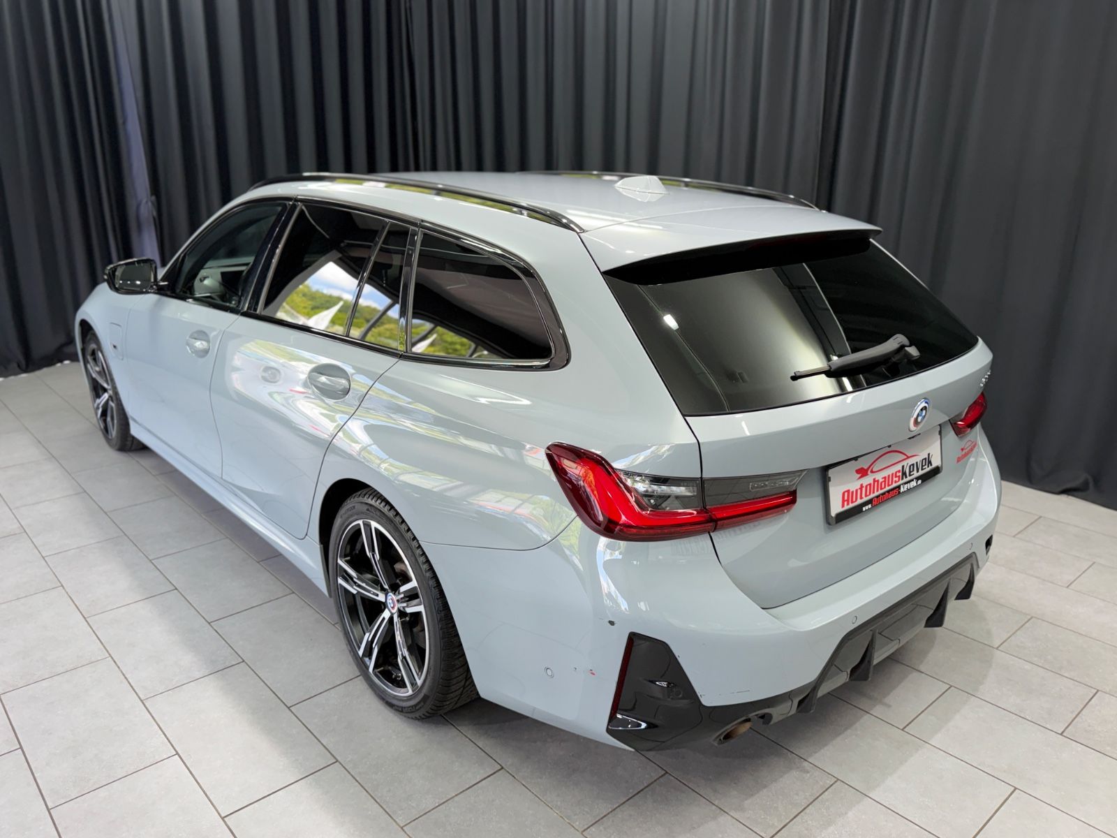 Fahrzeugabbildung BMW 330e Touring M Sport|HEAD-UP|NAVI|HIFI|WIDESCREE