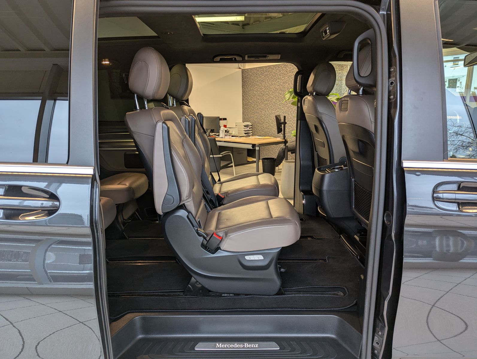 Fahrzeugabbildung Mercedes-Benz V 300 d EXCLUSIVE 4M lang Pano Nappa AHK VOLL 19