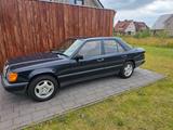Mercedes-Benz E 230 - blaue Mercedes-Benz E 230