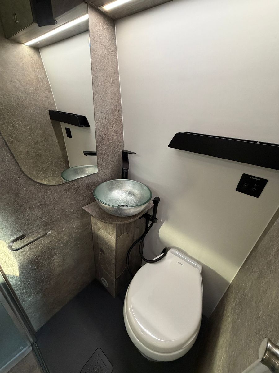 Fahrzeugabbildung Robeta Adonis - Luxus Campervan Aufstelldach