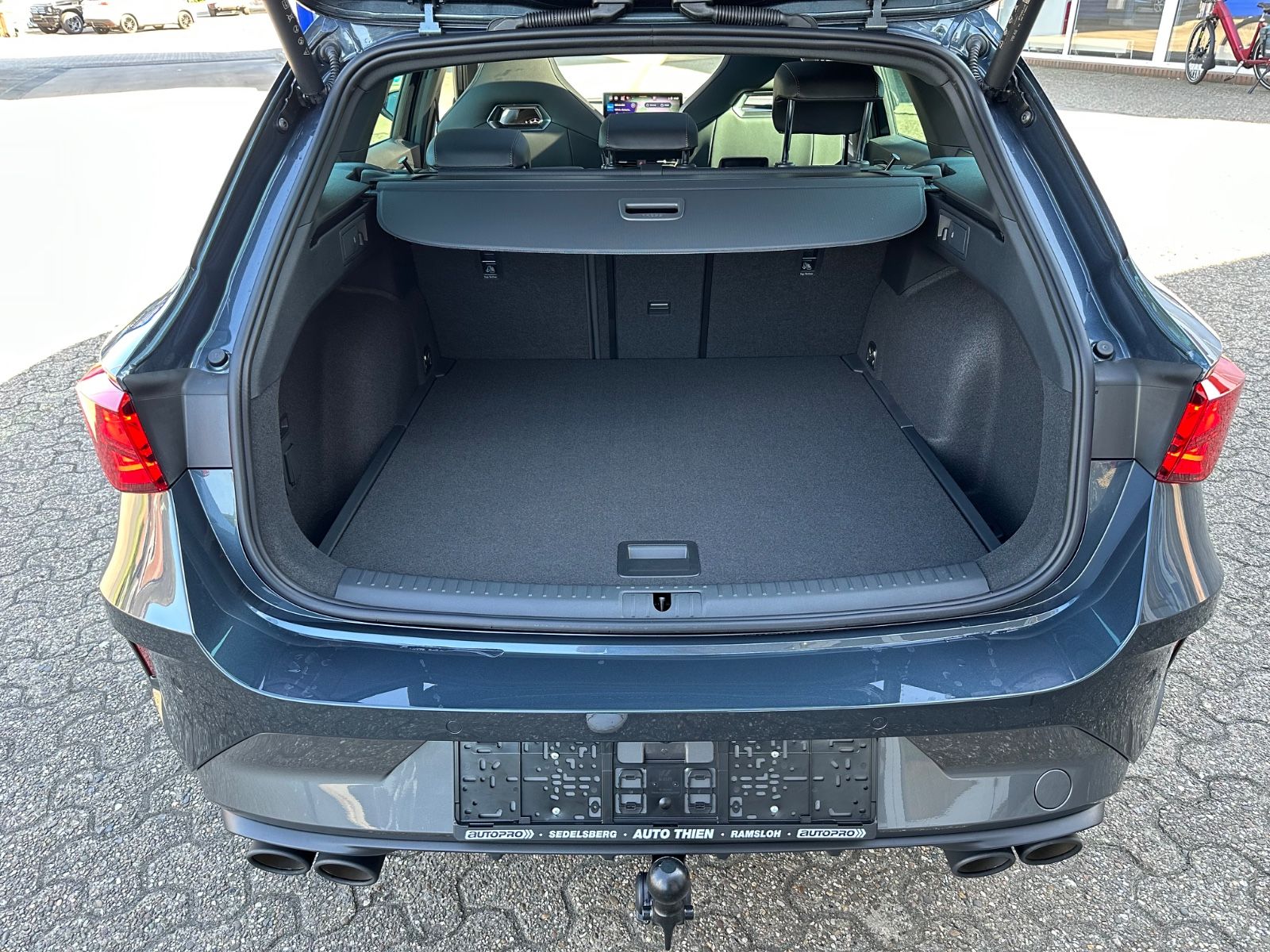 Fahrzeugabbildung CUPRA Leon ST 2.0 TSI 4Drive VZ Pano/AHK/Navi/ACC