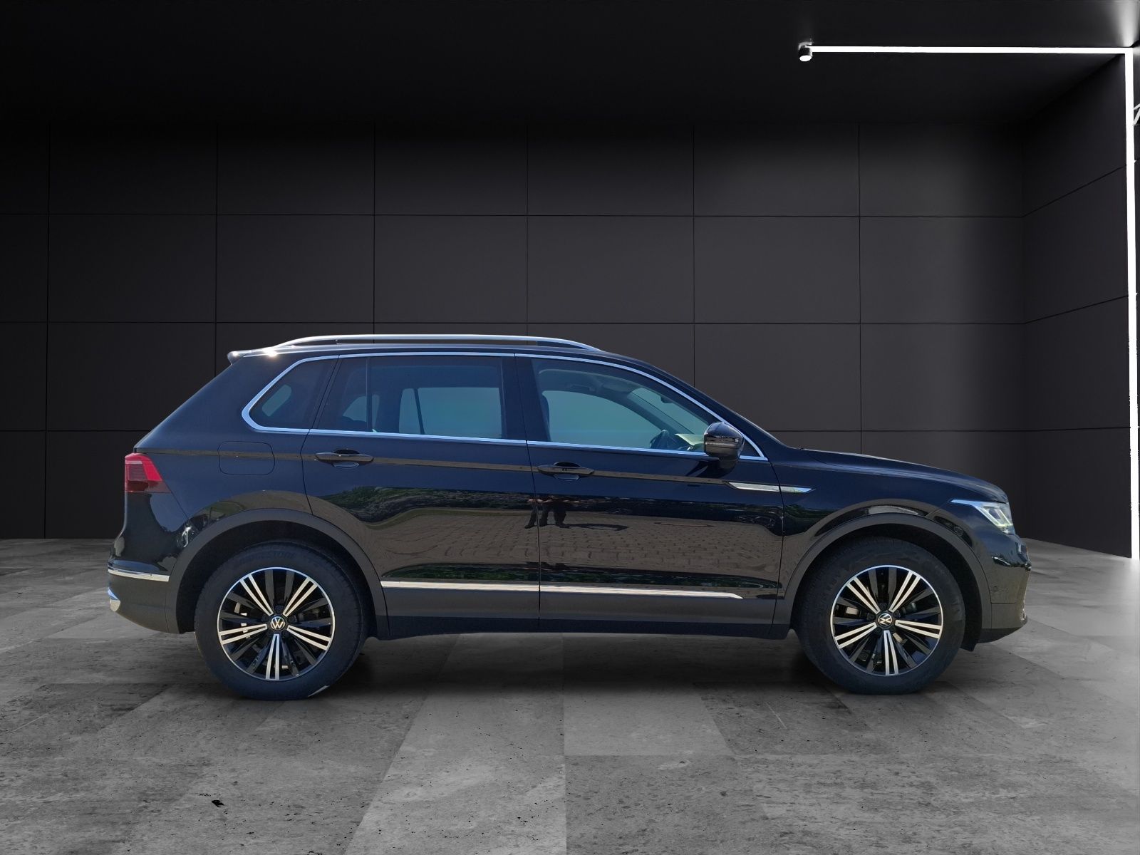 Fahrzeugabbildung Volkswagen Tiguan TDI Elegance 4M STH Matrix AHK Navi AID A