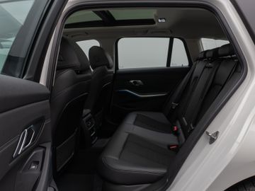 Fahrzeugabbildung BMW 330e xDr Tour Sport Line ACC HUD Pano HiFi Laser