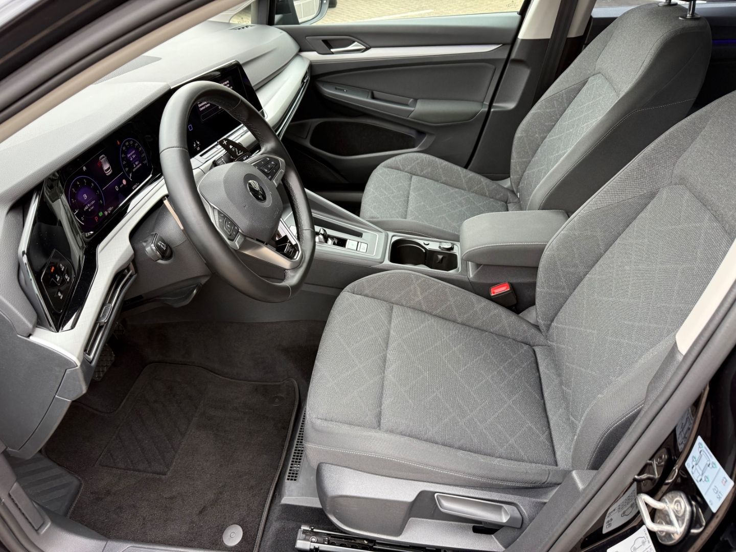 VW Golf VIII Life eTSI 1.5 EU6d-T 8 Limousine - Image 12