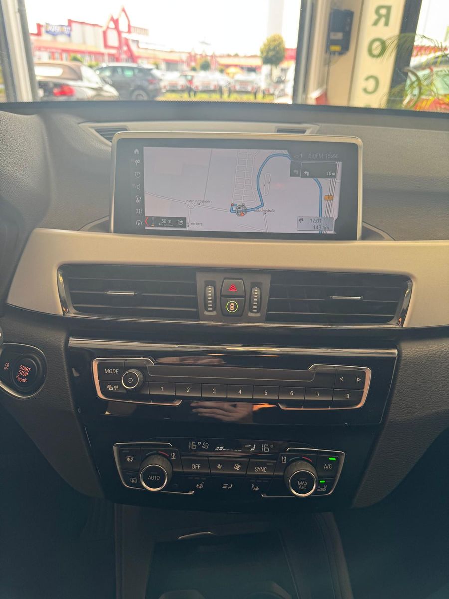 Fahrzeugabbildung BMW X1 Baureihe 18i / NAVI/ SCHECKHEFT / LED /