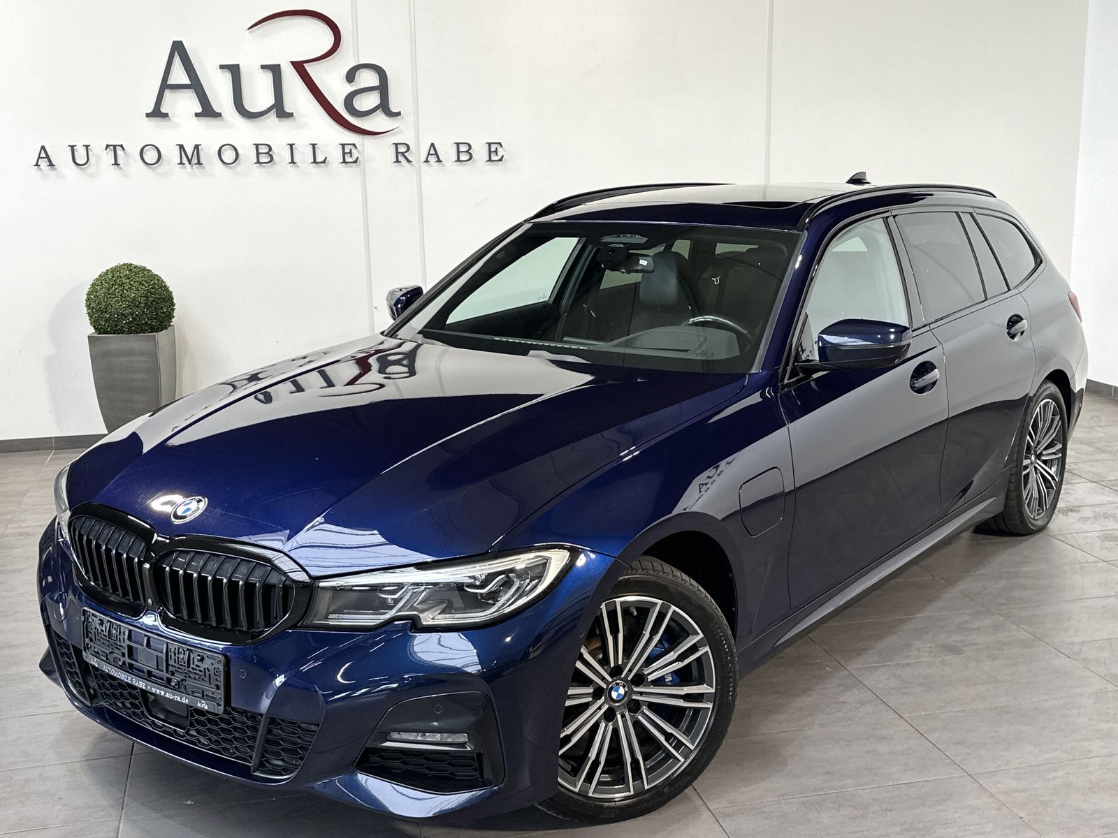 Fahrzeugabbildung BMW 330e Touring M-Sport NAV+LASER+PANO+H&K+360°+ACC
