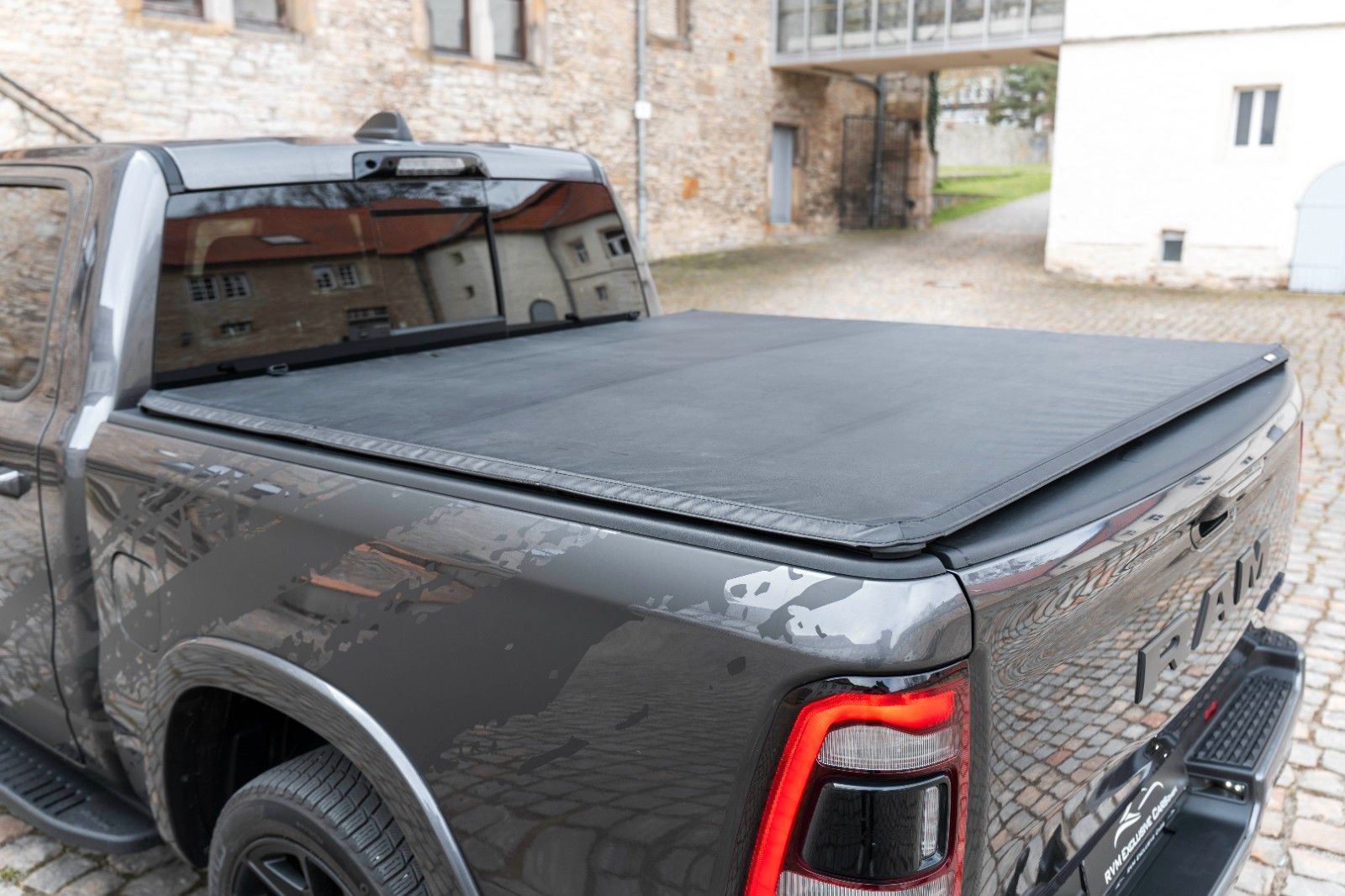 Fahrzeugabbildung Dodge RAM 5,7L Laramie CC 4X4 360° LED CARPLAY LPG AHK