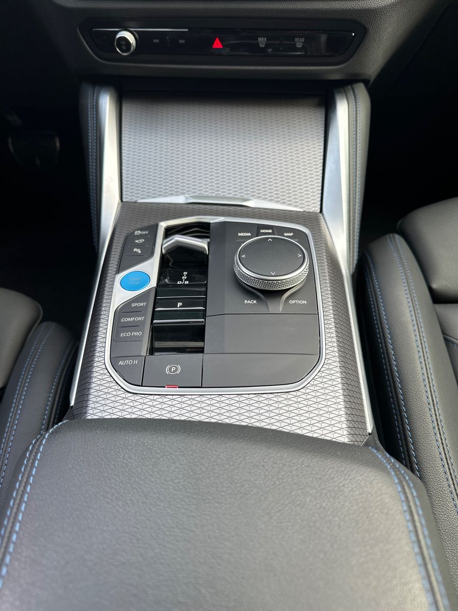 Fahrzeugabbildung BMW i4 GC eDrive40 M-Sport NAV+LED+GLASDACH+ACC+VC