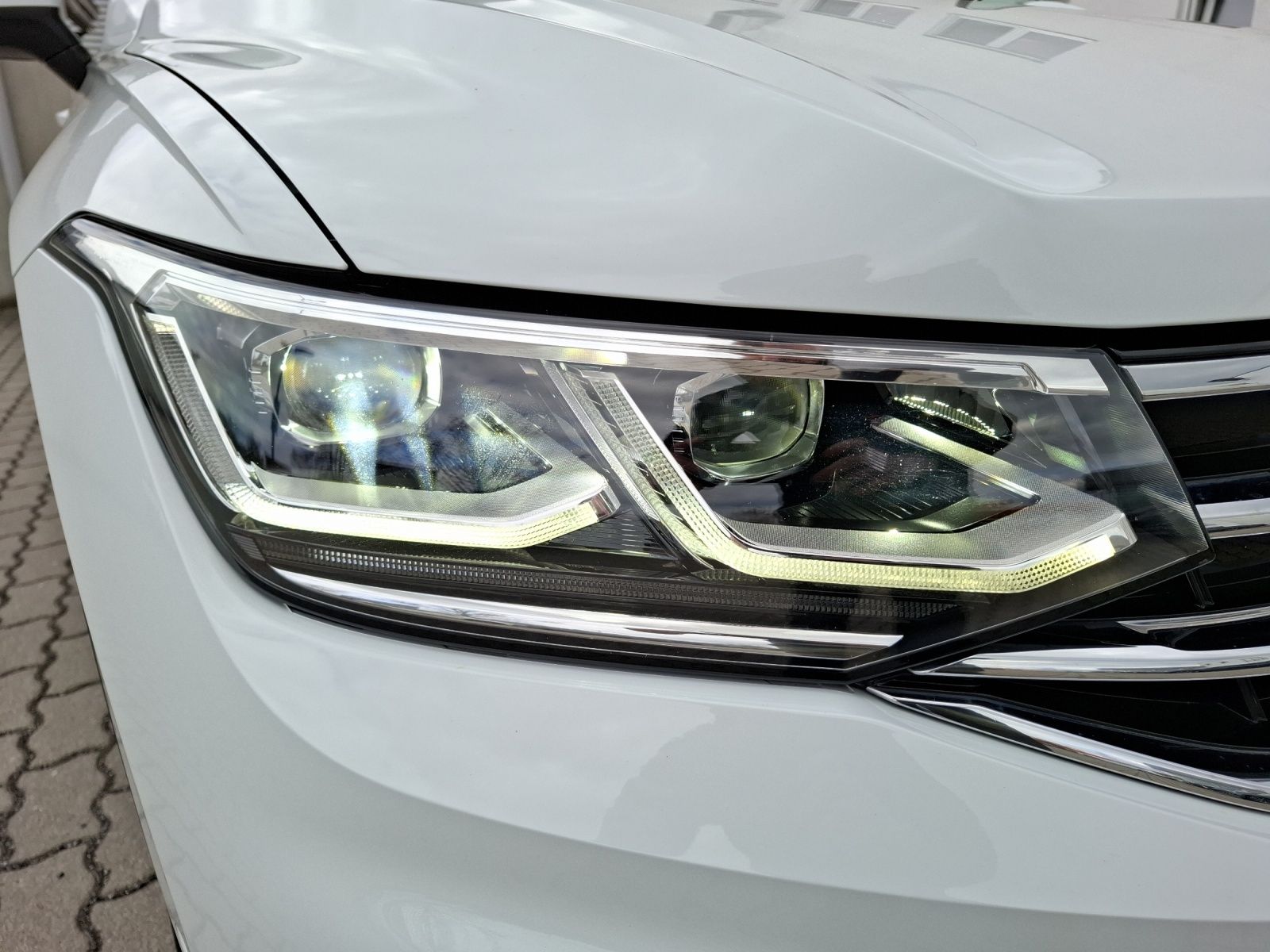 Fahrzeugabbildung Volkswagen Tiguan TDI Elegance DSG 4M Standhzg. Matrix Navi