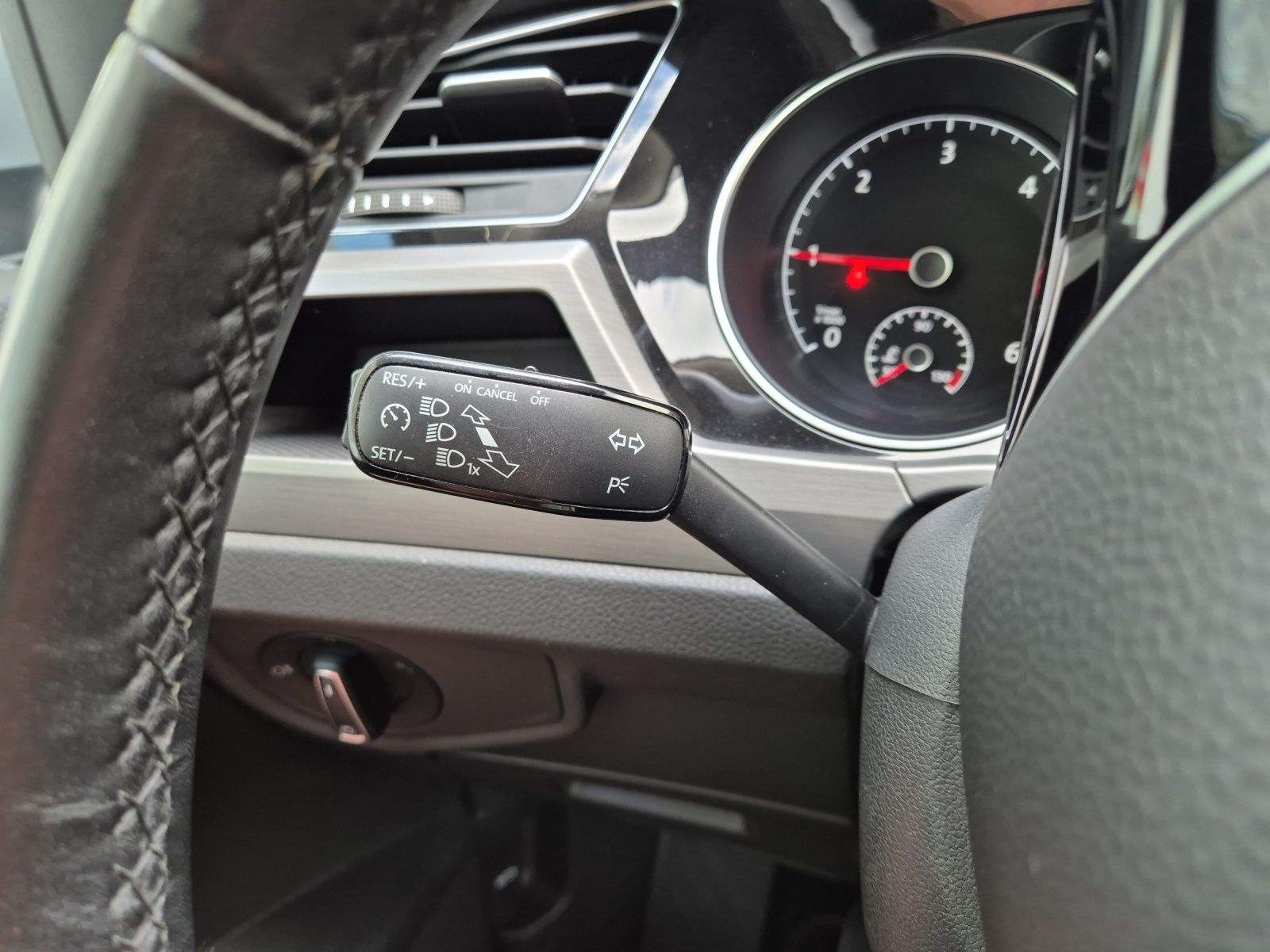Fahrzeugabbildung Volkswagen Touran TDI Comfortline DSG AHK Navi PDC SH LM