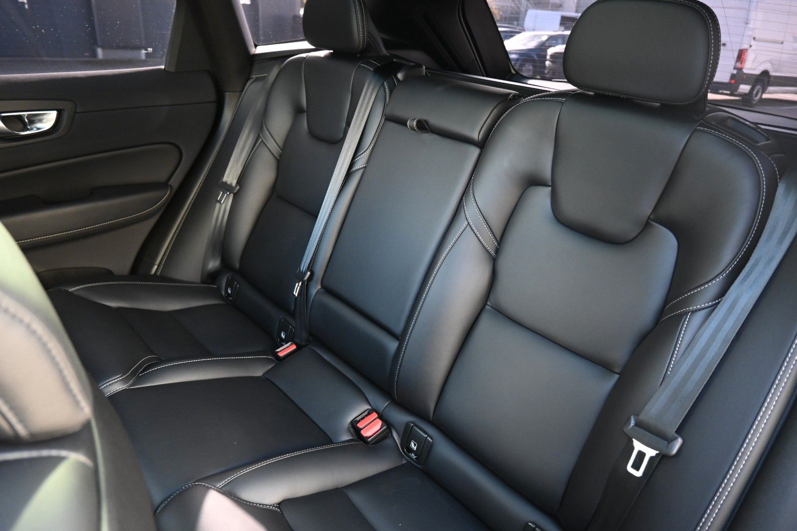 Fahrzeugabbildung Volvo XC60 T8 R Design PHEV MAPS*Luft*B&W*STHZG*HUD*