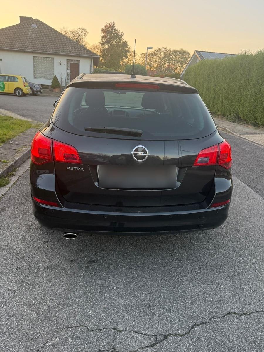 Opel Astra 2012 — engine 120 HP (88kW)