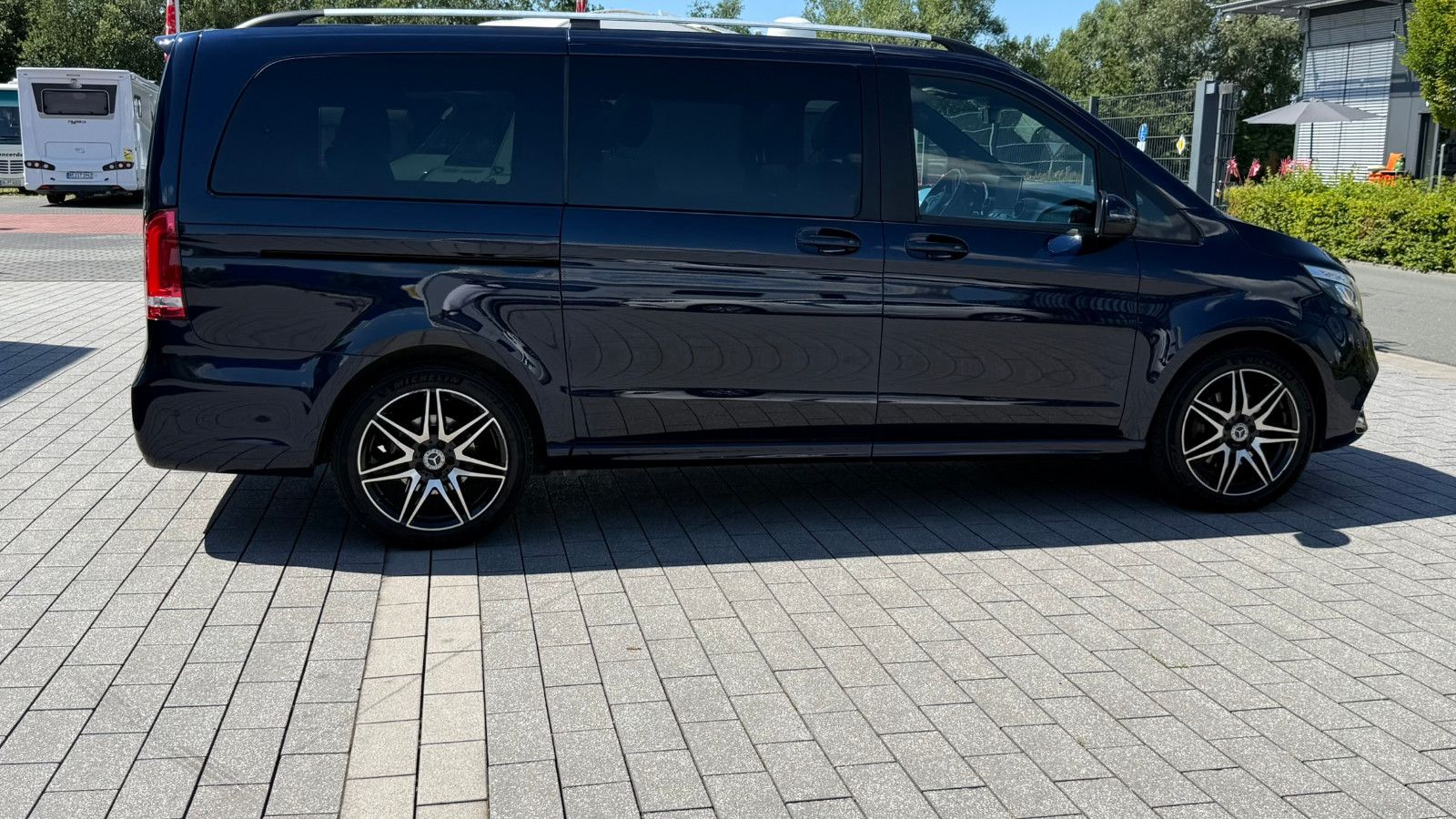 Fahrzeugabbildung Mercedes-Benz V 300 d EDITION 4MATIC lang AMG Line
