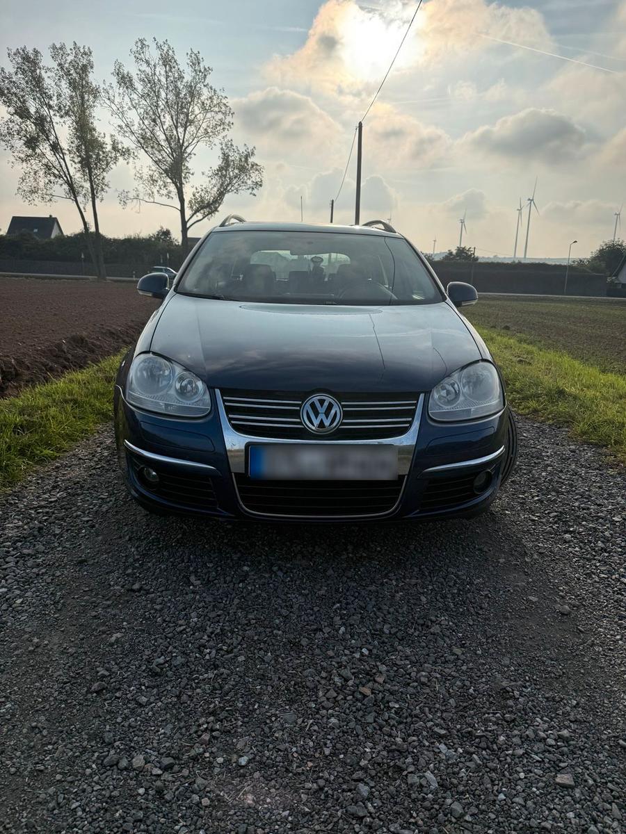 Volkswagen Golf 2009 — rear view