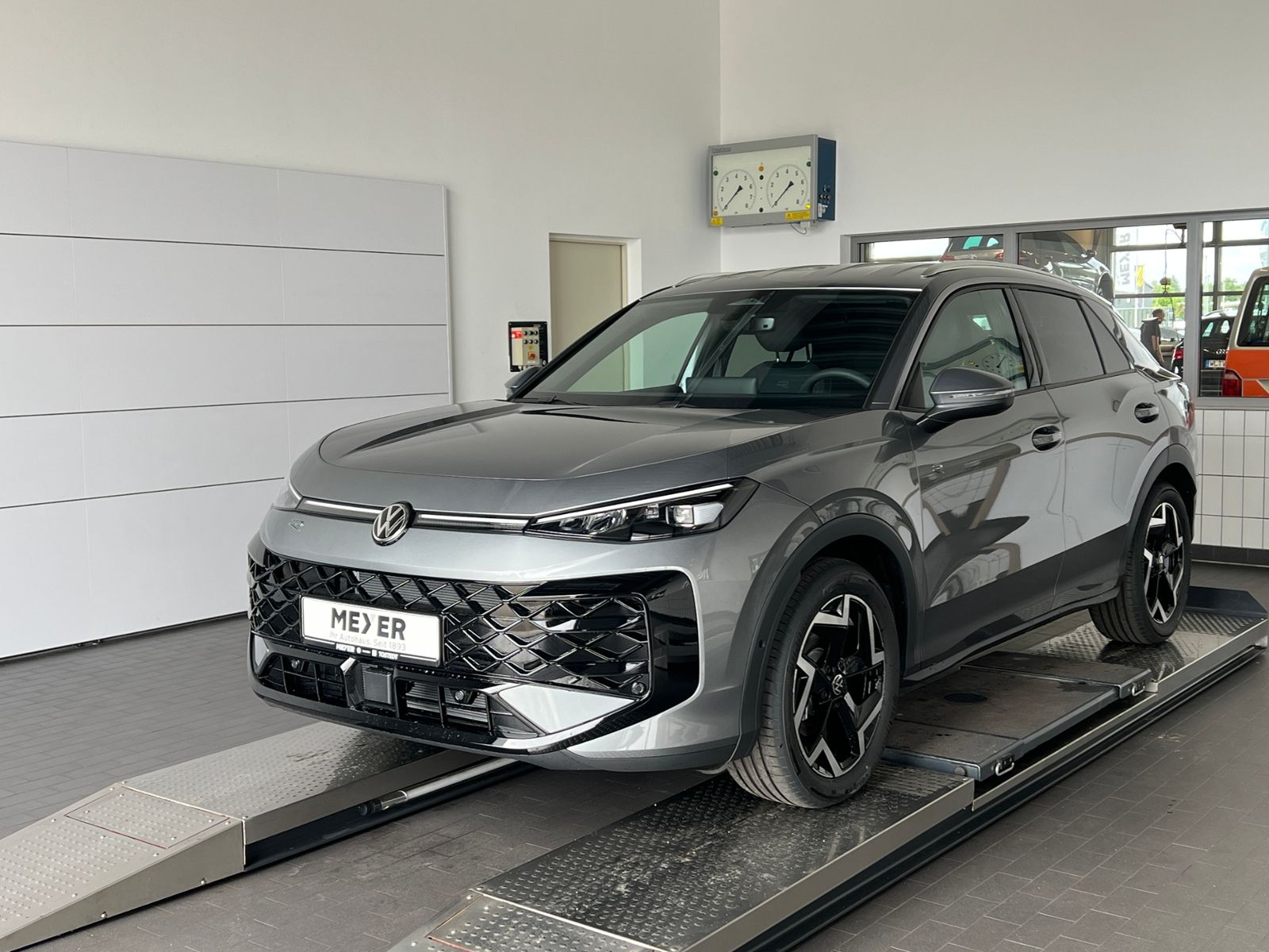 Fahrzeugabbildung Volkswagen T-Roc R-Line 1.5 eTSI DSG *AHK, LED, ACC, 18"-LM