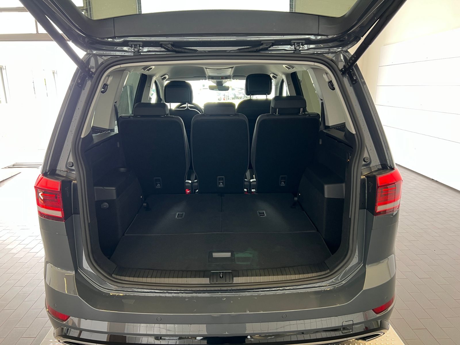 Fahrzeugabbildung Volkswagen Touran Comfortline 1.5 TSI DSG *LED, AHK, 7-Sitz