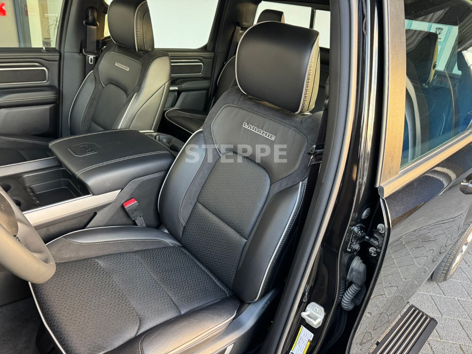 Dodge RAM 1500 5,7 V8  LARAMIE Sport Luftfed. AHK 20"