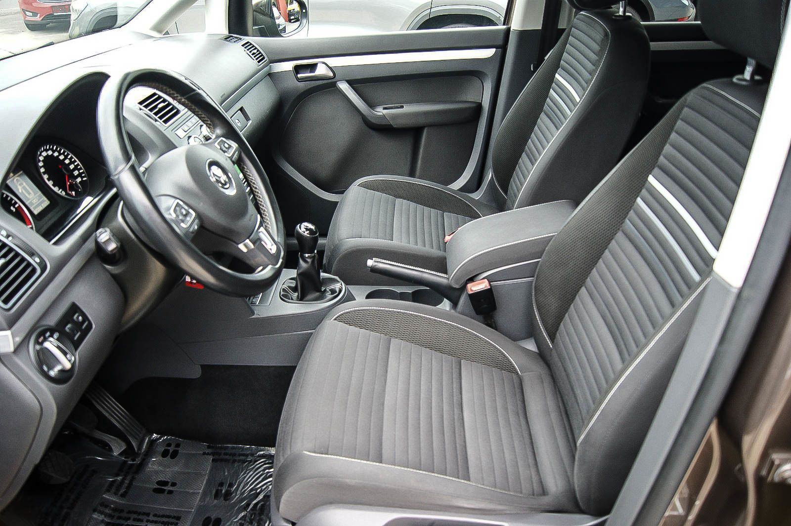 Fahrzeugabbildung Volkswagen Touran 16TDI Cup BI-XENON 7-SITZE SITZG PARKLENK